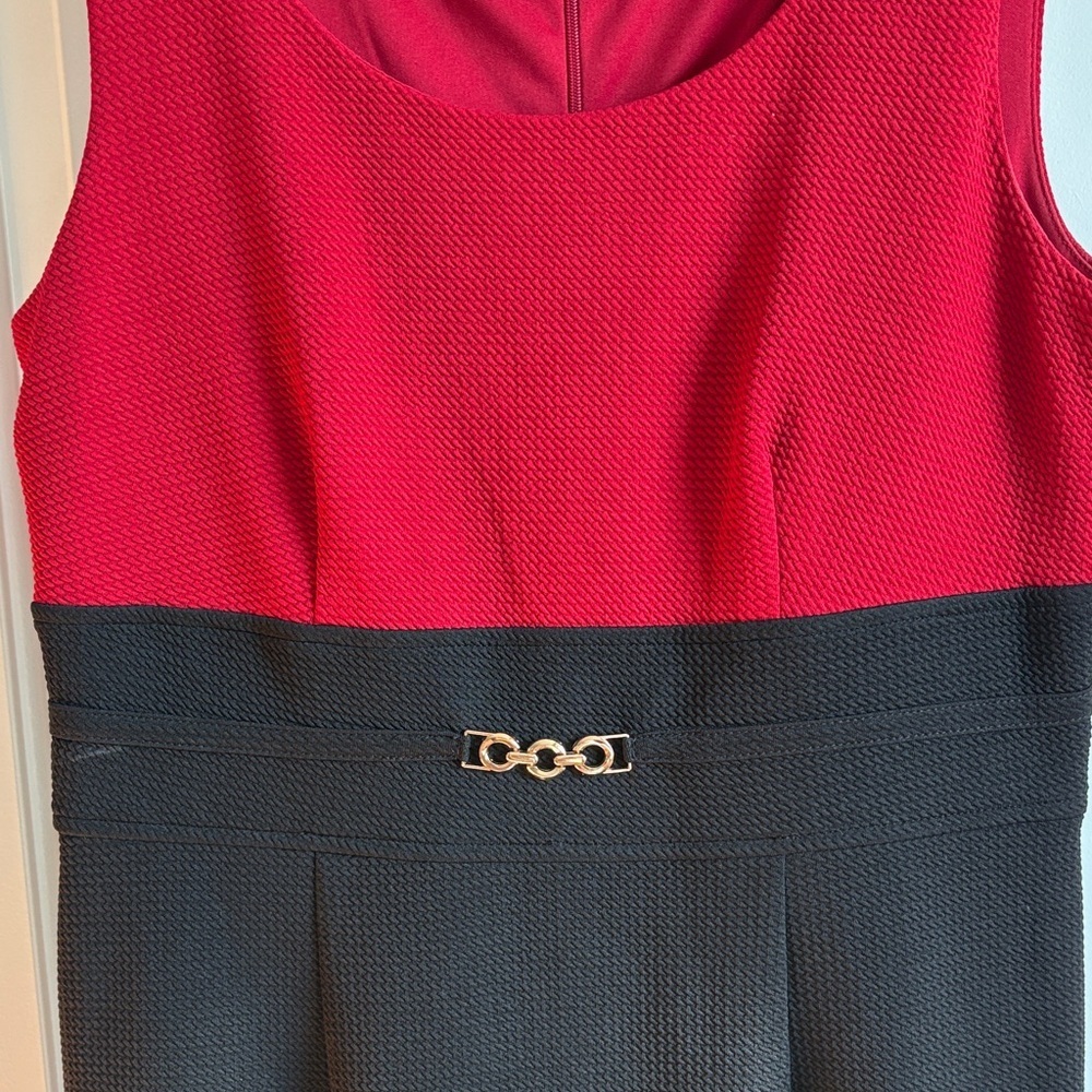 Elegant Red and Black Sleeveless Dress by Studio One New York - Picture 5 of 6